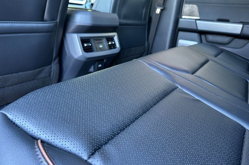 Ford F-250SD Vehicle Full-screen Gallery Image 11