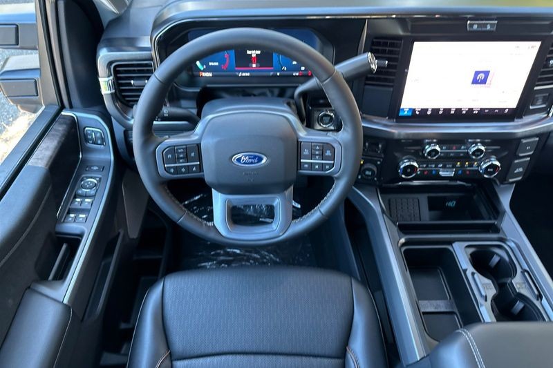 Ford F-250SD Vehicle Full-screen Gallery Image 14