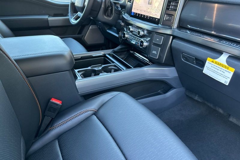 Ford F-250SD Vehicle Full-screen Gallery Image 15