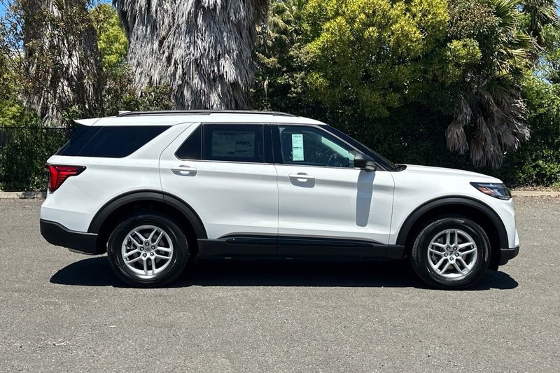 Ford Explorer Vehicle Full-screen Gallery Image 02