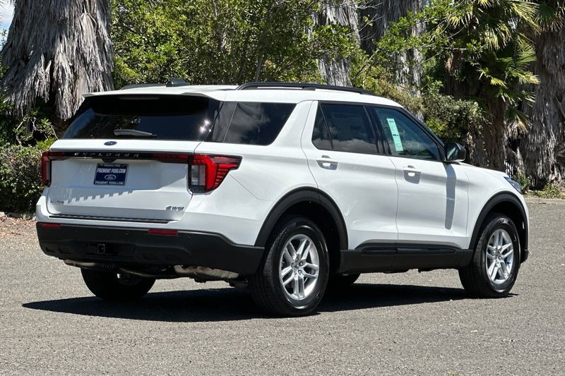 Ford Explorer Vehicle Full-screen Gallery Image 03