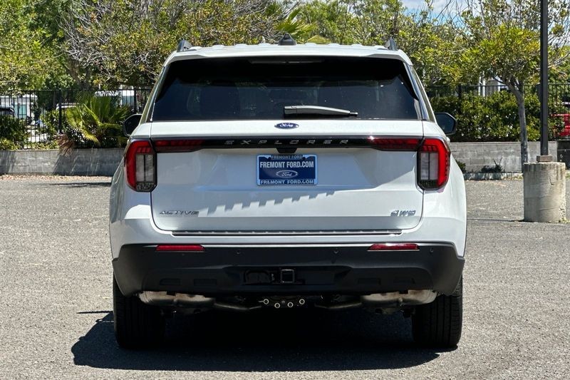 Ford Explorer Vehicle Full-screen Gallery Image 04