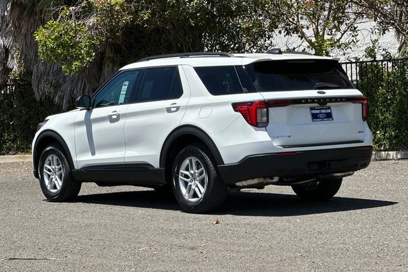 Ford Explorer Vehicle Full-screen Gallery Image 05
