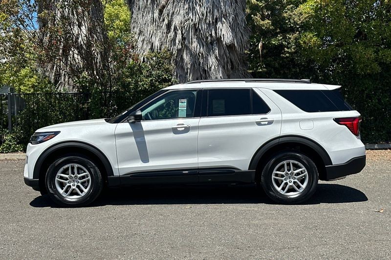 Ford Explorer Vehicle Full-screen Gallery Image 06