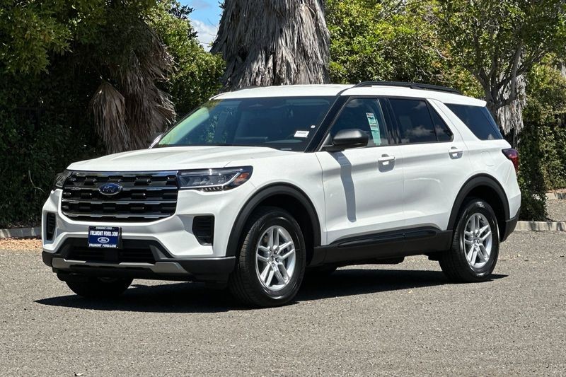 Ford Explorer Vehicle Full-screen Gallery Image 07