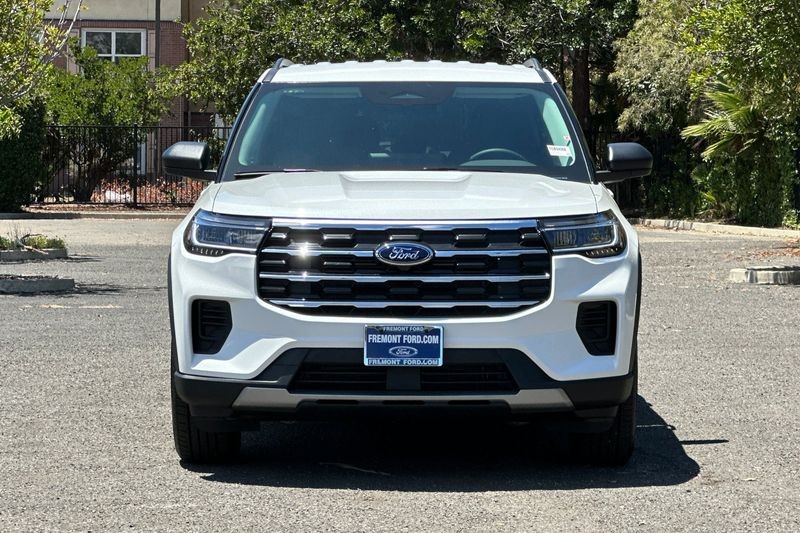 Ford Explorer Vehicle Full-screen Gallery Image 08