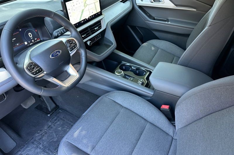 Ford Explorer Vehicle Full-screen Gallery Image 09