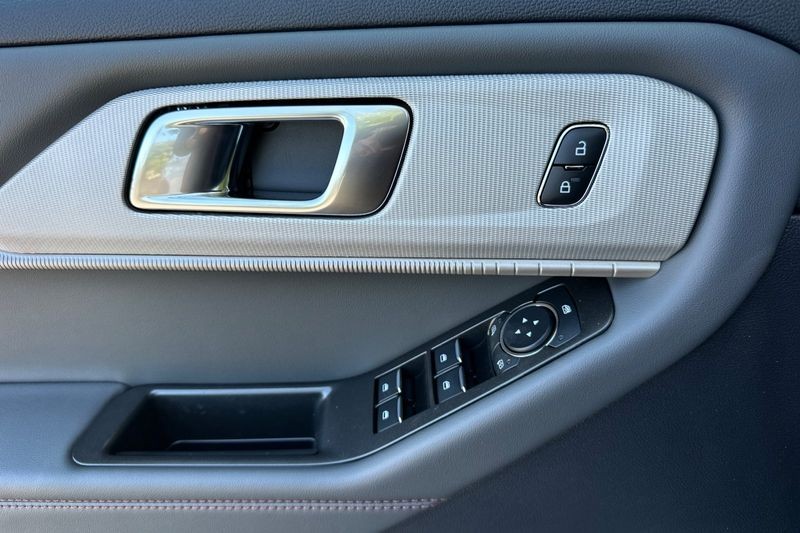 Ford Explorer Vehicle Full-screen Gallery Image 10