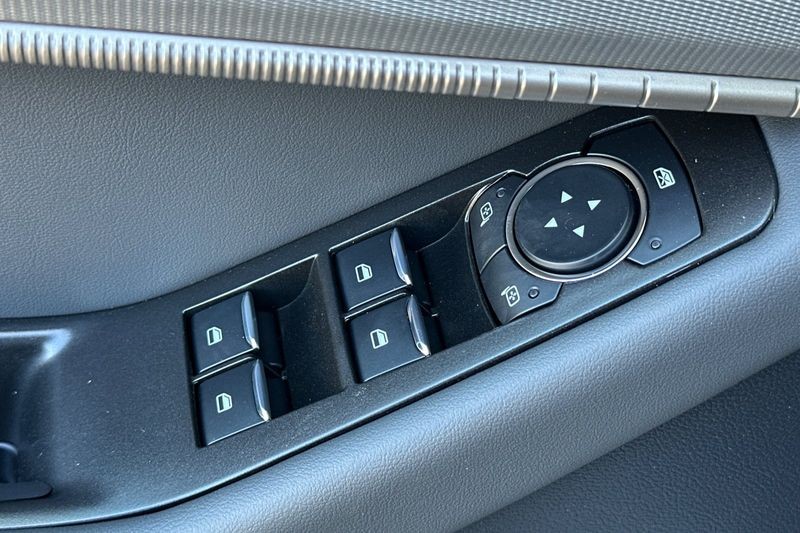 Ford Explorer Vehicle Full-screen Gallery Image 11