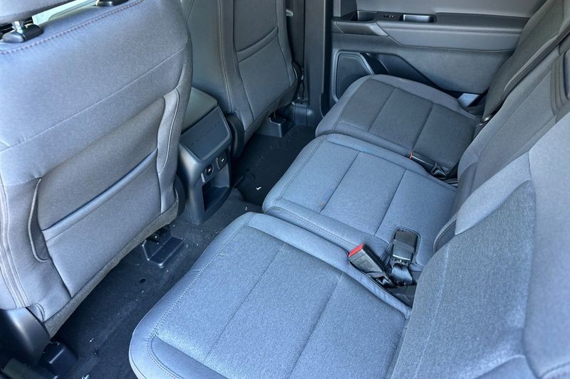Ford Explorer Vehicle Full-screen Gallery Image 12