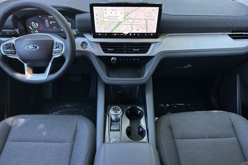 Ford Explorer Vehicle Full-screen Gallery Image 14