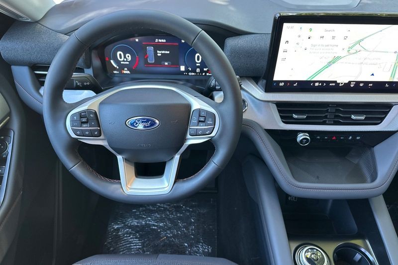 Ford Explorer Vehicle Full-screen Gallery Image 15