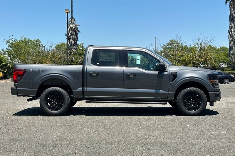 Ford F-150 Vehicle Full-screen Gallery Image 02
