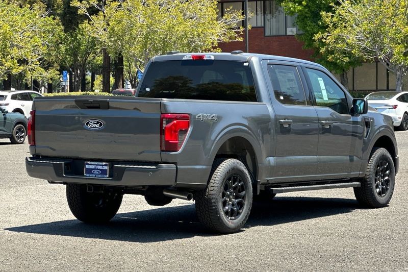 Ford F-150 Vehicle Full-screen Gallery Image 03