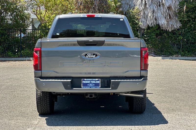 Ford F-150 Vehicle Full-screen Gallery Image 04