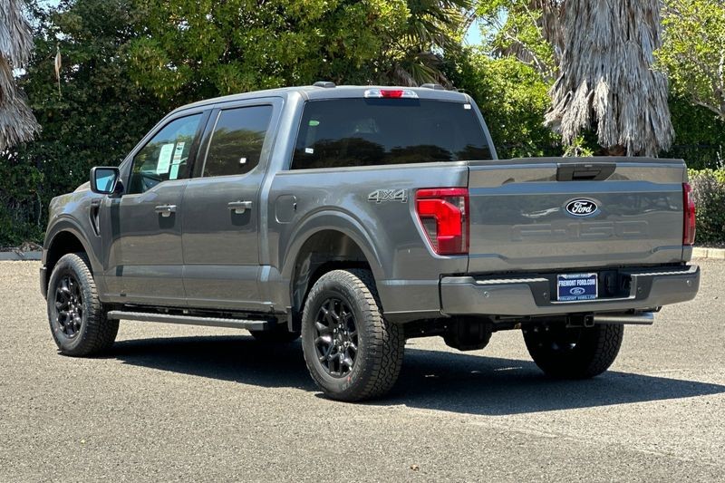 Ford F-150 Vehicle Full-screen Gallery Image 05