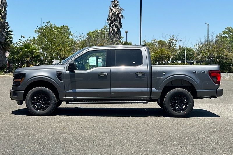 Ford F-150 Vehicle Full-screen Gallery Image 06
