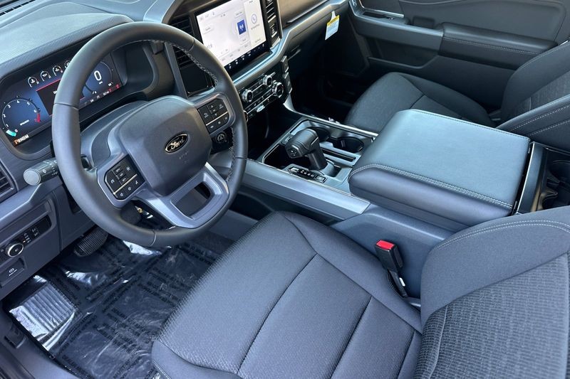 Ford F-150 Vehicle Full-screen Gallery Image 09