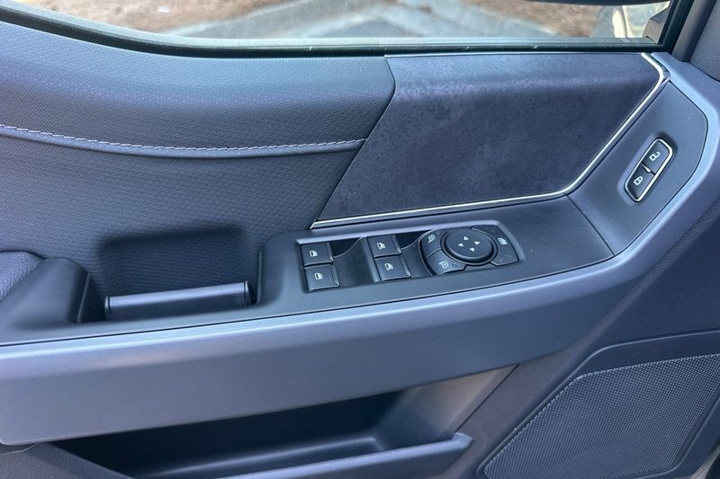 Ford F-150 Vehicle Full-screen Gallery Image 10