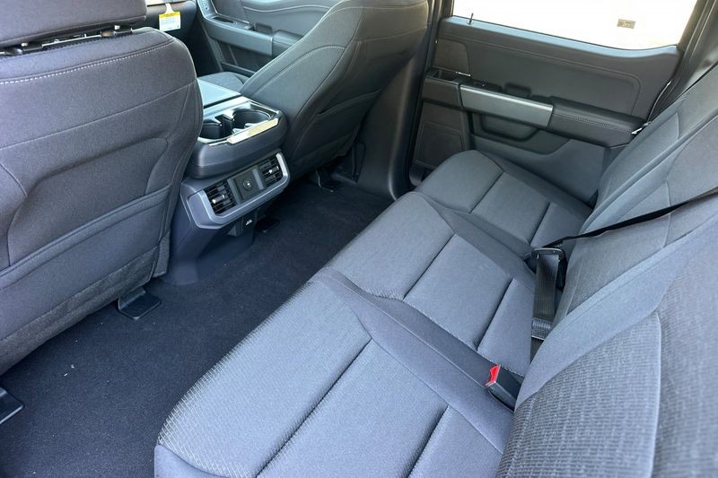 Ford F-150 Vehicle Full-screen Gallery Image 12