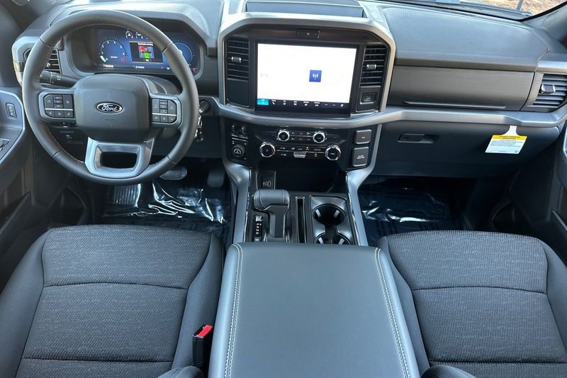 Ford F-150 Vehicle Full-screen Gallery Image 14