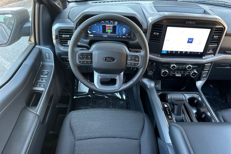 Ford F-150 Vehicle Full-screen Gallery Image 15