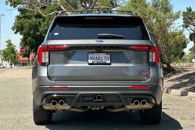 Ford Explorer Vehicle Full-screen Gallery Image 04