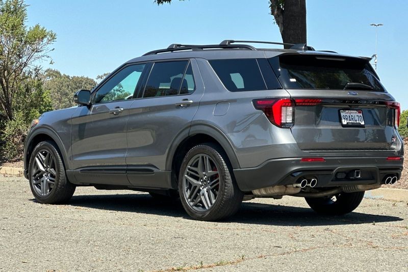 Ford Explorer Vehicle Full-screen Gallery Image 05