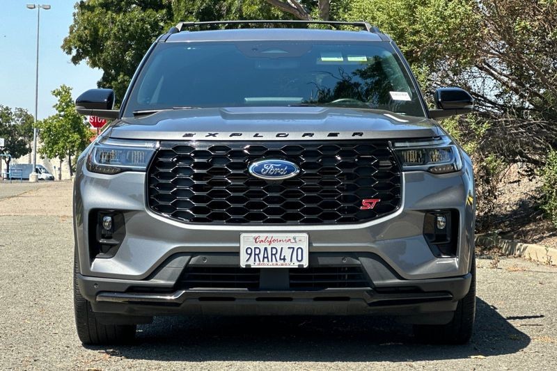 Ford Explorer Vehicle Full-screen Gallery Image 09