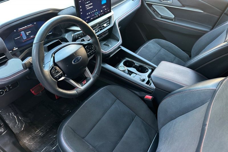 Ford Explorer Vehicle Full-screen Gallery Image 10