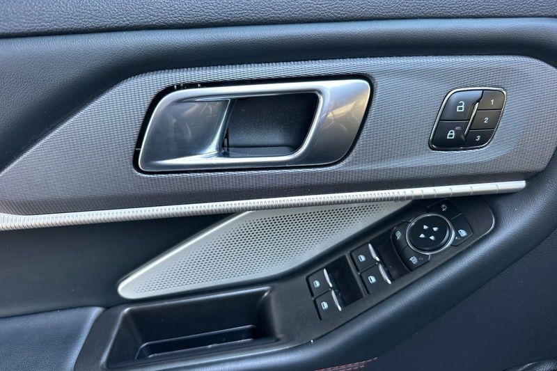 Ford Explorer Vehicle Full-screen Gallery Image 11