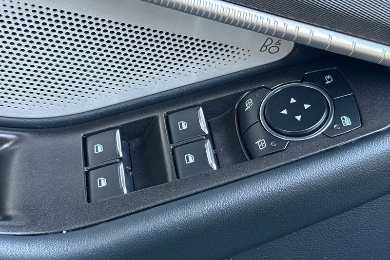 Ford Explorer Vehicle Full-screen Gallery Image 12