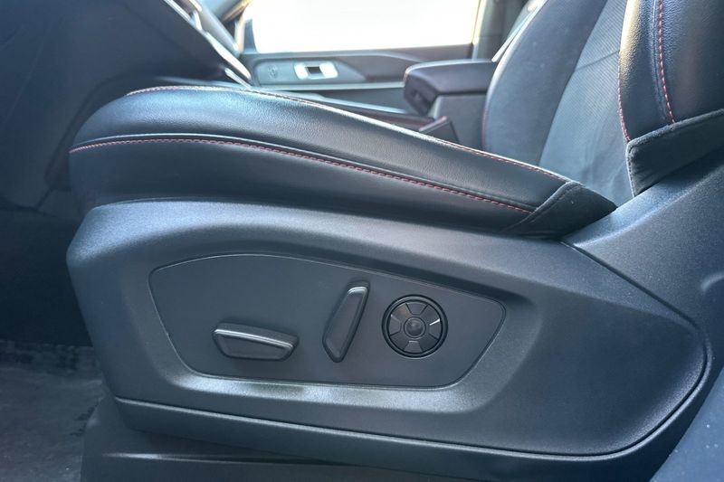 Ford Explorer Vehicle Full-screen Gallery Image 13