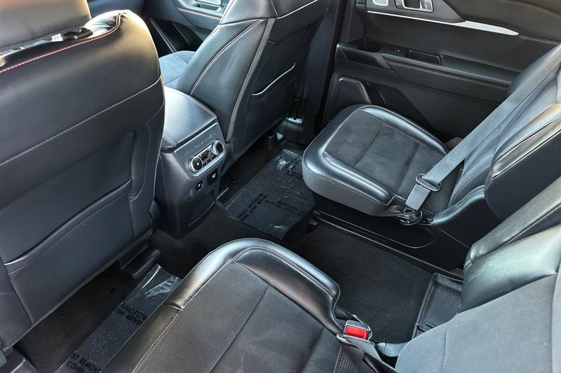 Ford Explorer Vehicle Full-screen Gallery Image 14