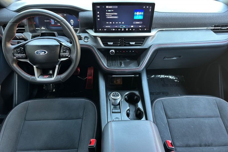 Ford Explorer Vehicle Full-screen Gallery Image 15