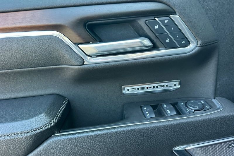 GMC Sierra 1500 Vehicle Full-screen Gallery Image 11