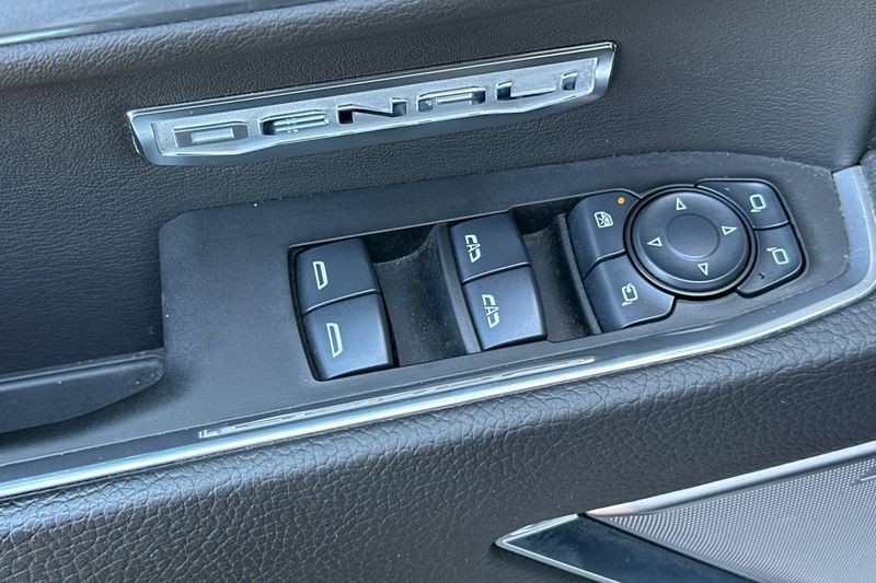 GMC Sierra 1500 Vehicle Full-screen Gallery Image 12