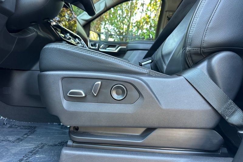 GMC Sierra 1500 Vehicle Full-screen Gallery Image 13