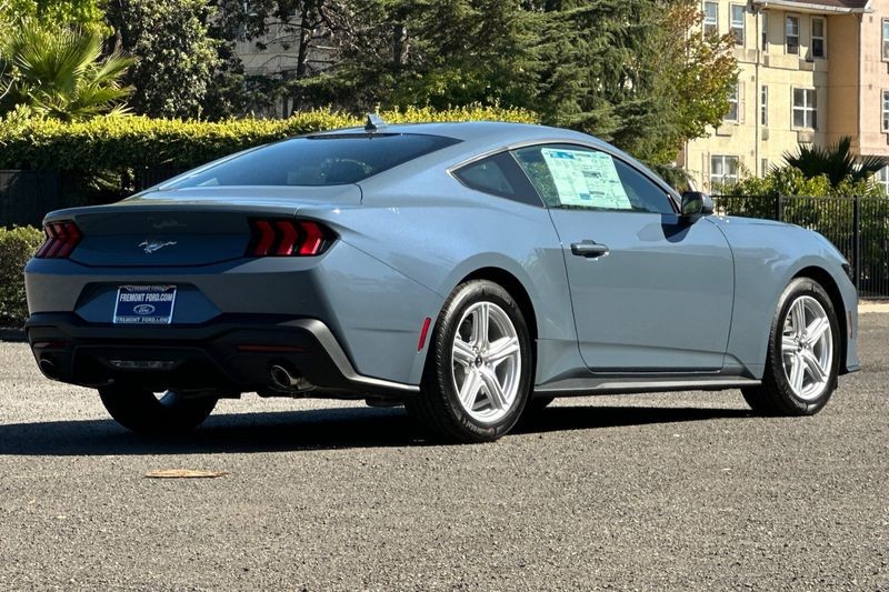 Ford Mustang Vehicle Full-screen Gallery Image 03