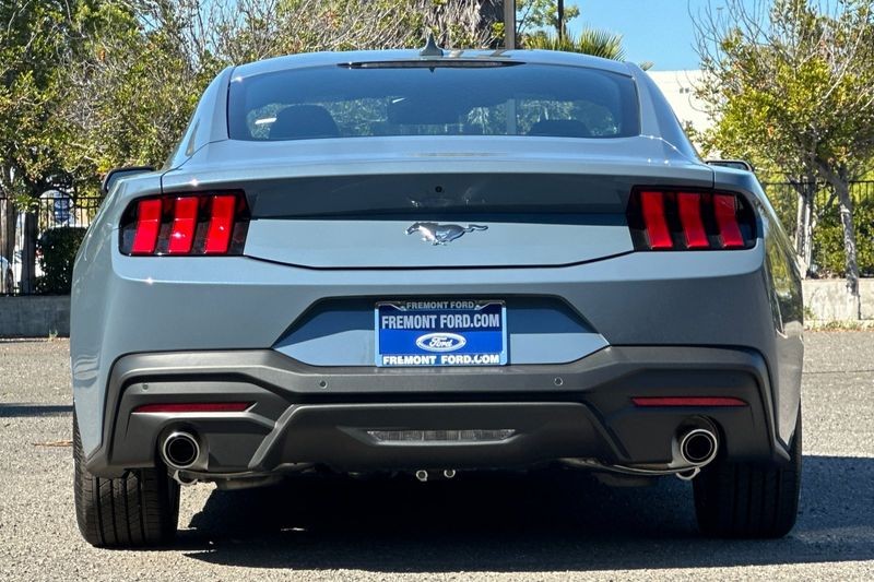 Ford Mustang Vehicle Full-screen Gallery Image 04
