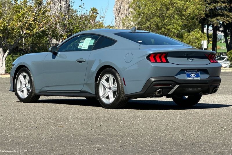 Ford Mustang Vehicle Full-screen Gallery Image 05