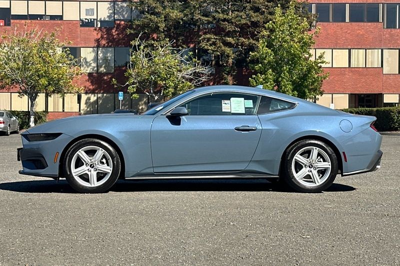 Ford Mustang Vehicle Full-screen Gallery Image 06