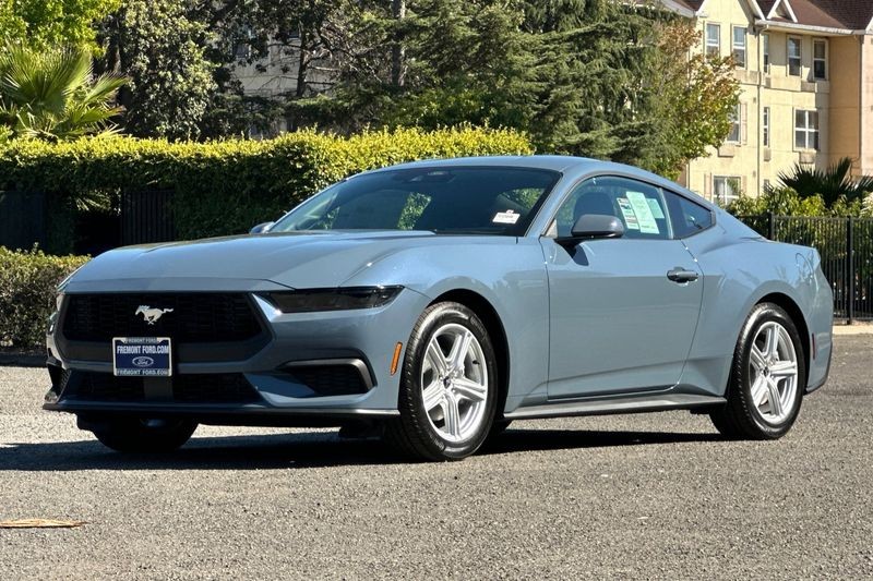 Ford Mustang Vehicle Full-screen Gallery Image 07