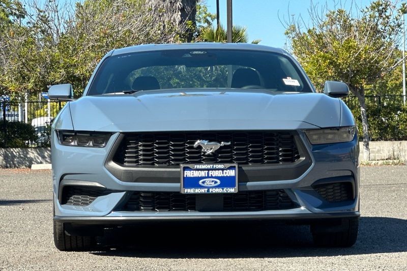 Ford Mustang Vehicle Full-screen Gallery Image 08
