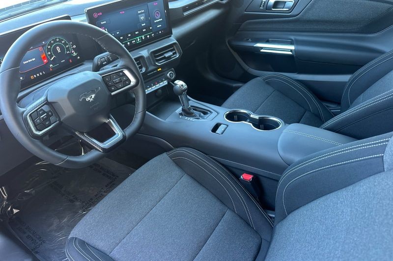 Ford Mustang Vehicle Full-screen Gallery Image 09