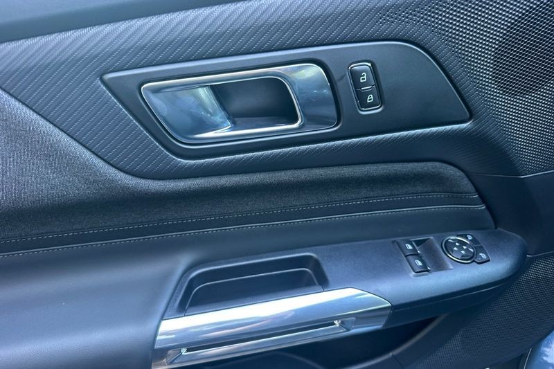 Ford Mustang Vehicle Full-screen Gallery Image 10