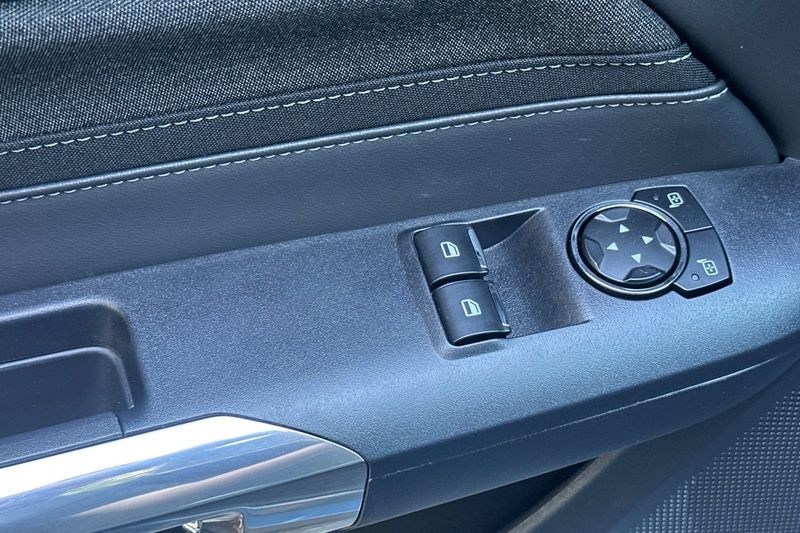 Ford Mustang Vehicle Full-screen Gallery Image 11