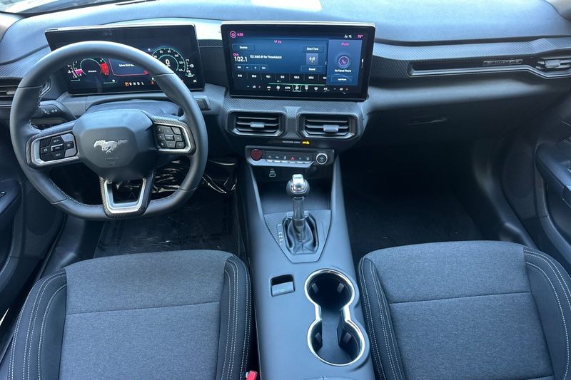 Ford Mustang Vehicle Full-screen Gallery Image 13