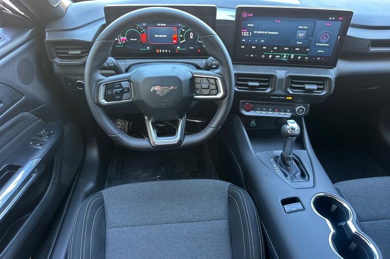 Ford Mustang Vehicle Full-screen Gallery Image 14