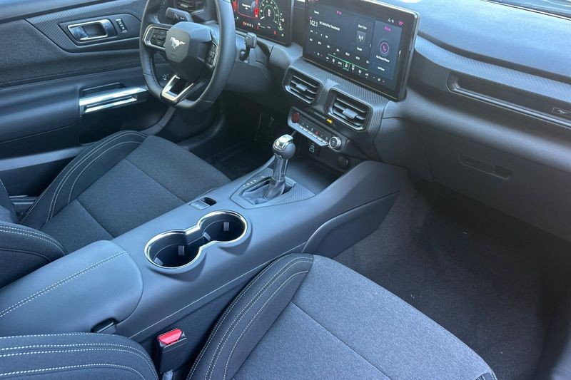 Ford Mustang Vehicle Full-screen Gallery Image 15